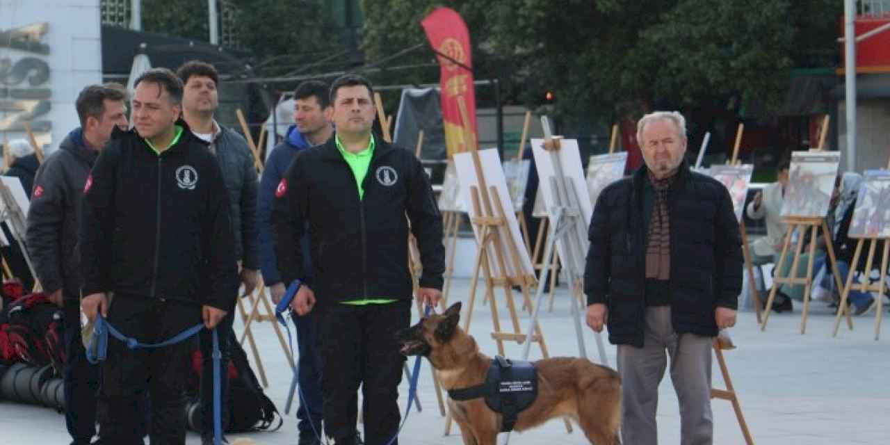 Manisa'da depremde kaybedilen vatandaşlar anıldı