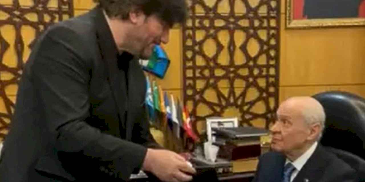 Ahmet Şafak'tan Devlet Bahçeli'ye çifte takdim