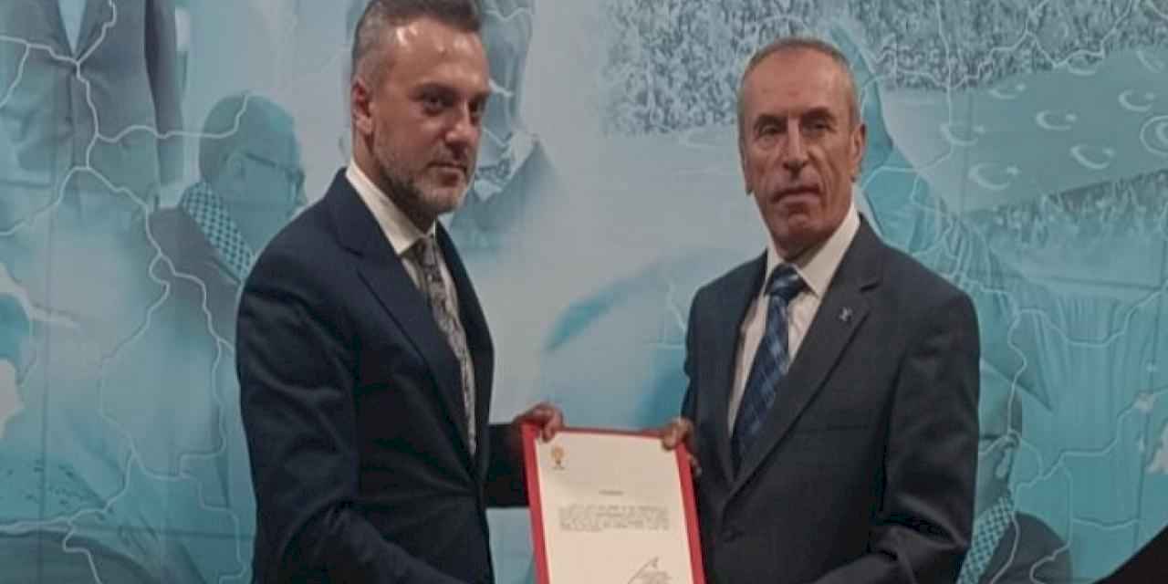 Bilecik Pazaryeri'nde AK Parti bayrağı Karabey'de