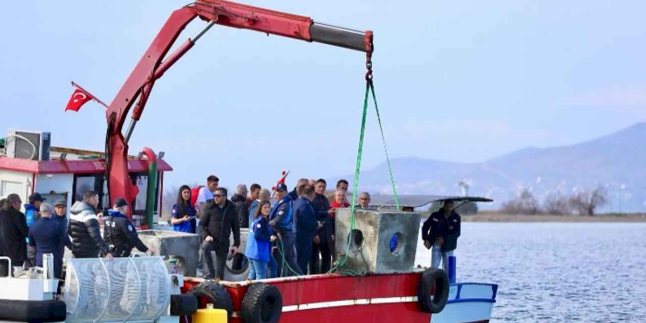 Aliağa Körfezi'nde ilk yapay resifler denizle buluştu