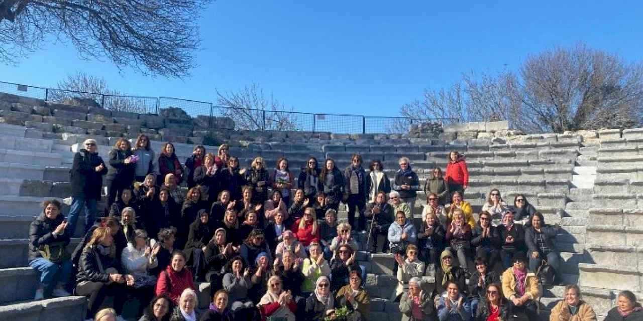 Sığacık gezisine katılan kadınları Fiiliz Başkan karşıladı