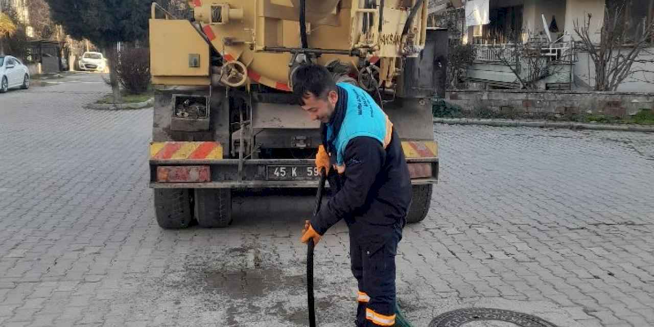 Kula’da dört mahallenin yağmursuyu ızgaraları temizlendi