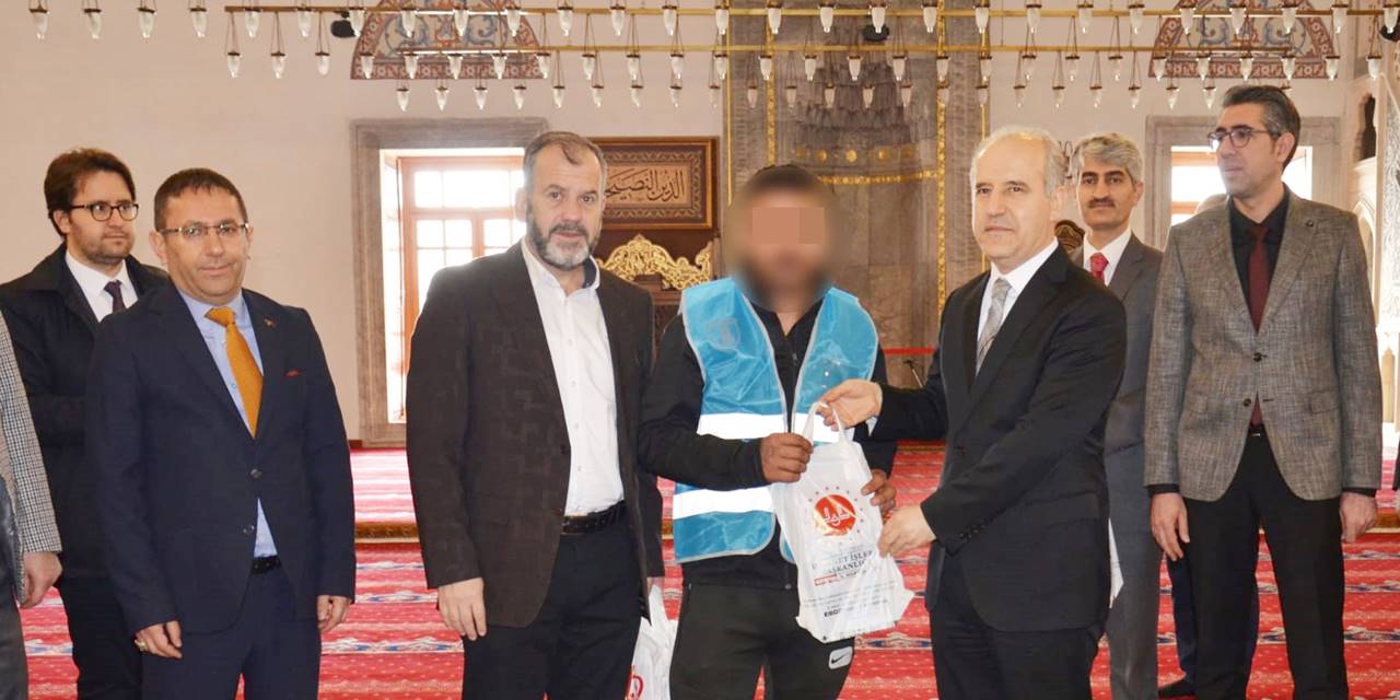 Yükümlülerden örnek davranış: Konya camilerini temizlediler