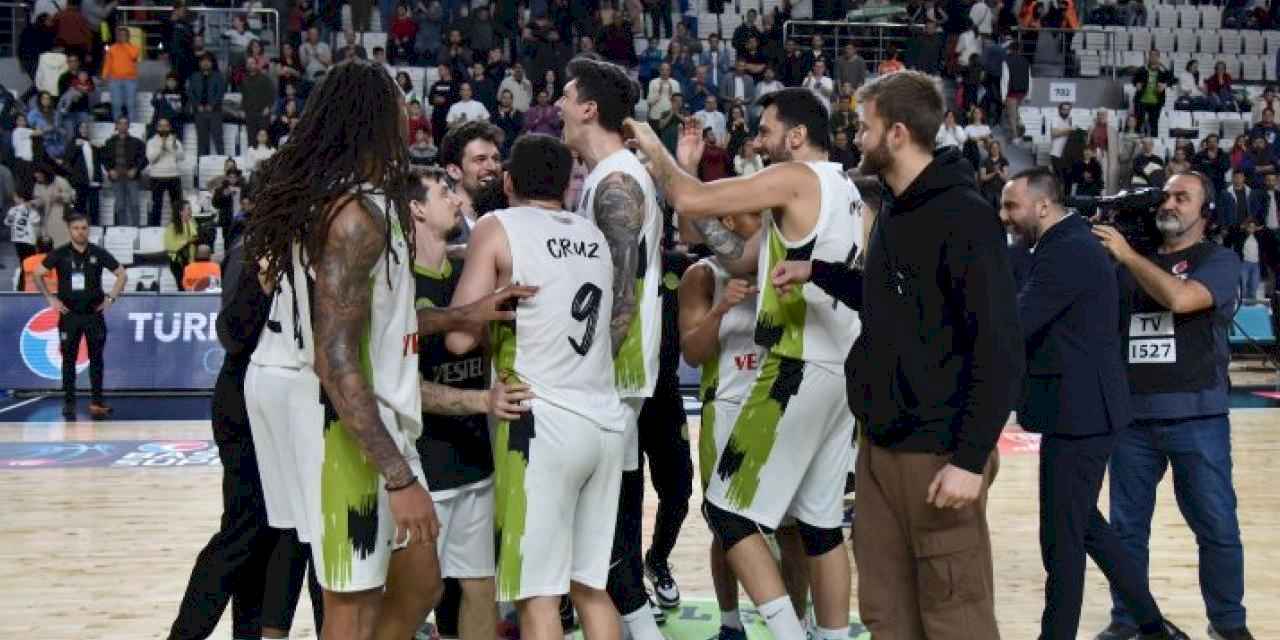 Manisa BBSK yerini koruyor