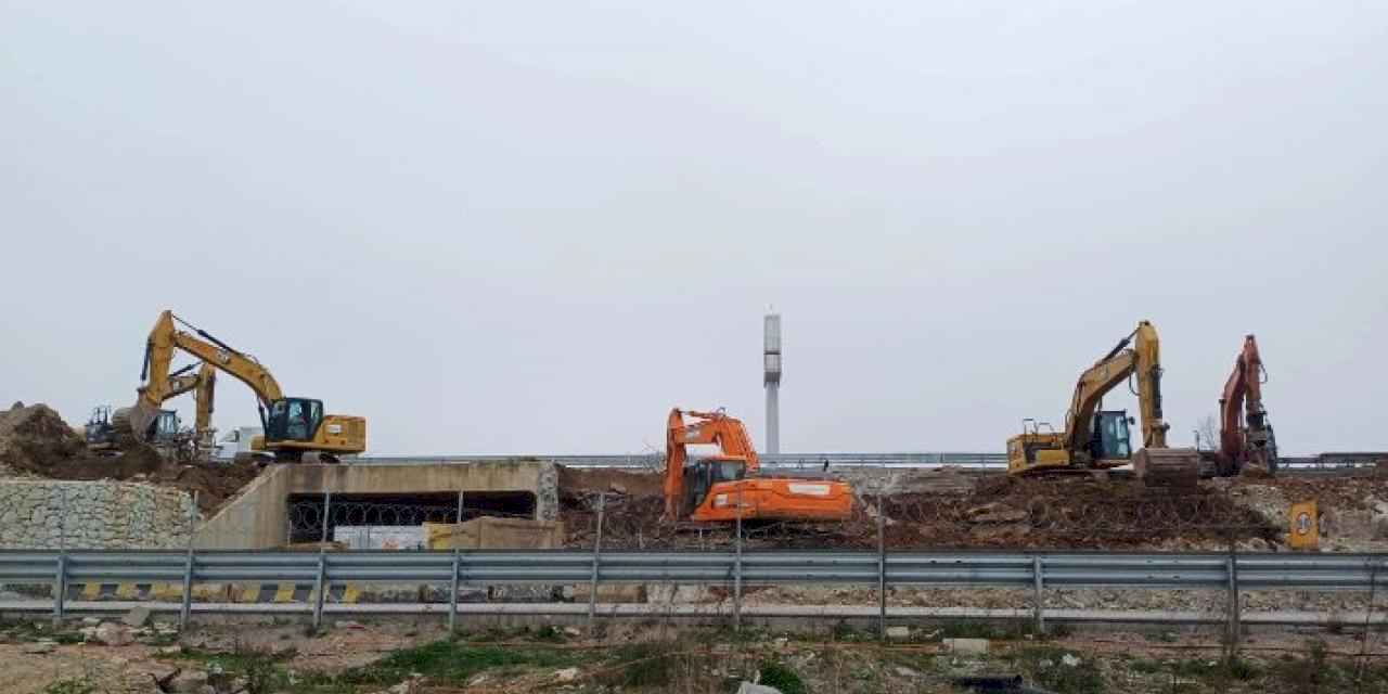 D-100 üzerindeki üstgeçitte imalatlar yapılıyor