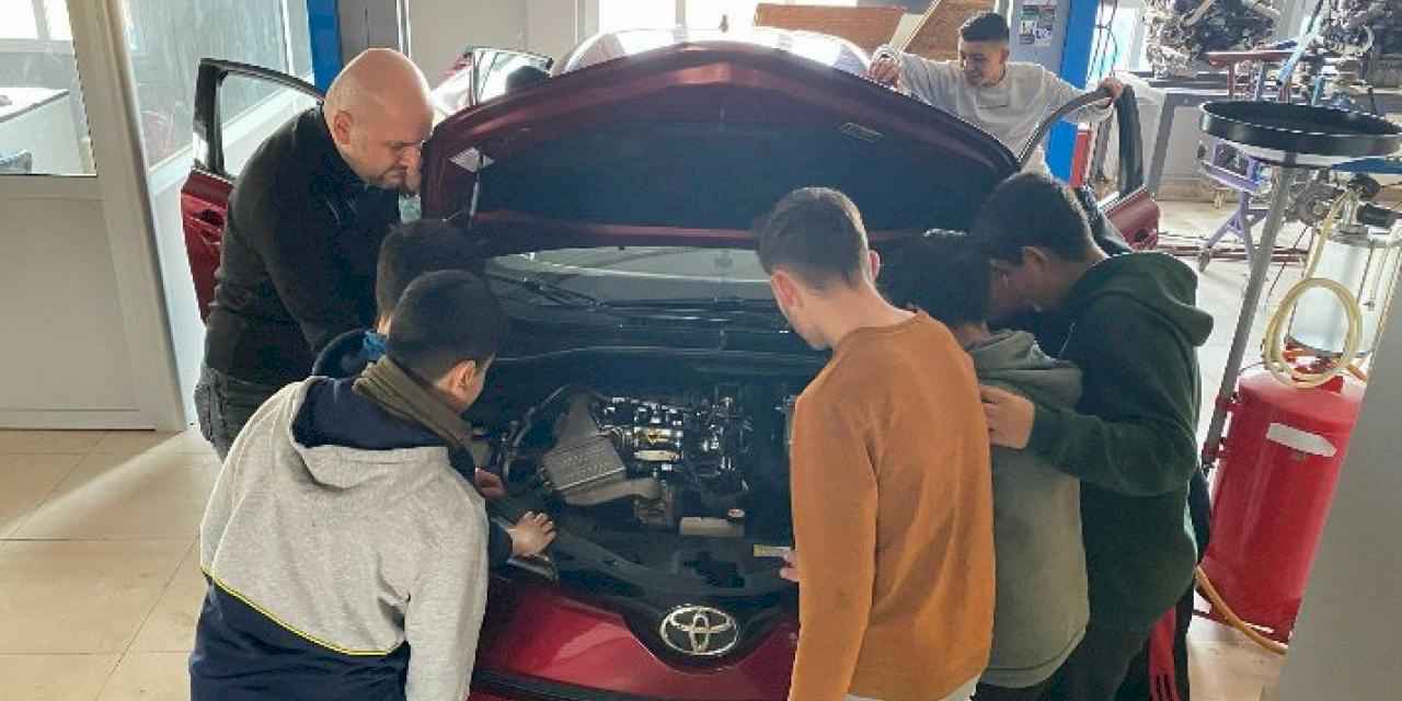 Toyota'dan afet bölgesindeki 20 okula ekipman desteği