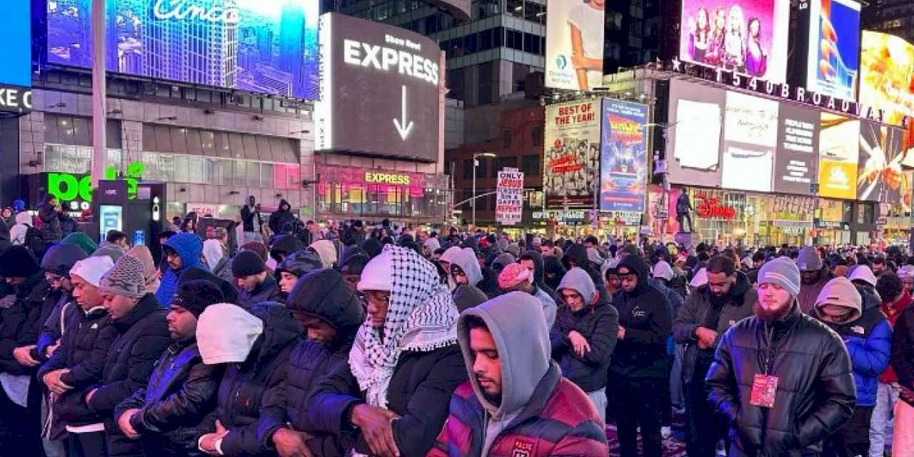 Times Meydanı'nda ilk teravih