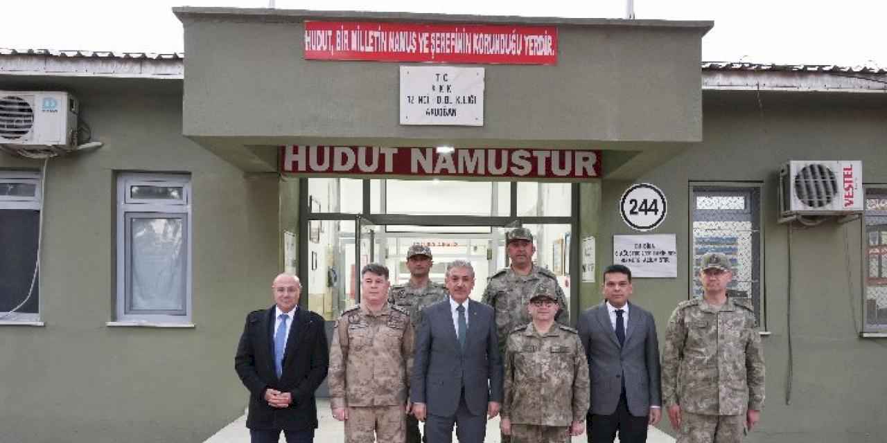 Vali Akkoyun, Suriye sınırında görev yapan askerlerle iftar yaptı