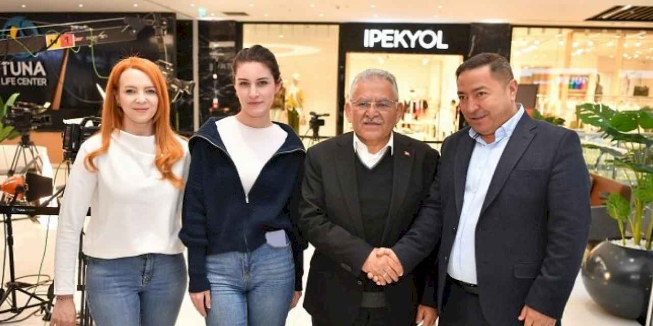 Başkan Büyükkılıç’a “AVM” ziyaretinde gençlerden yoğun ilgi