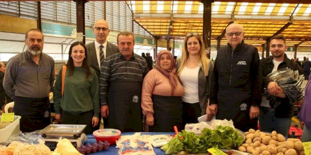 Nilüfer Belediyesi üretici esnafa pazar önlüğü dağıttı