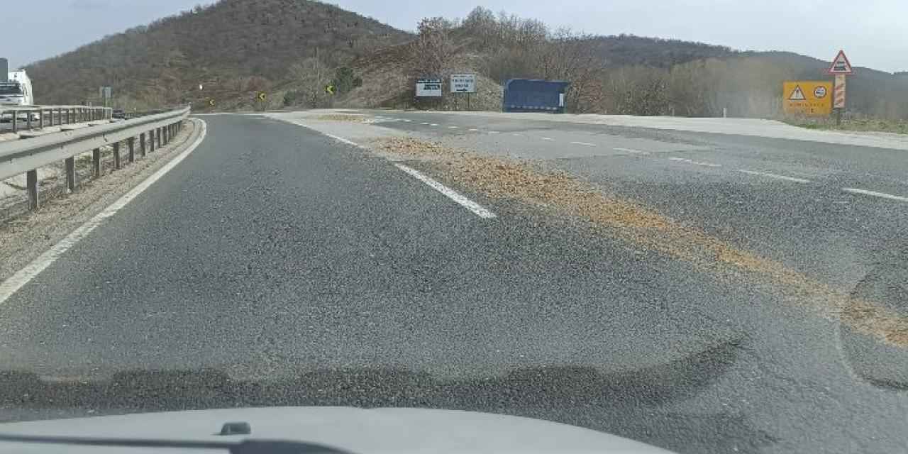 Hafriyat yüklü kamyondan dökülen kumları sürücülere zor anlar yaşattı