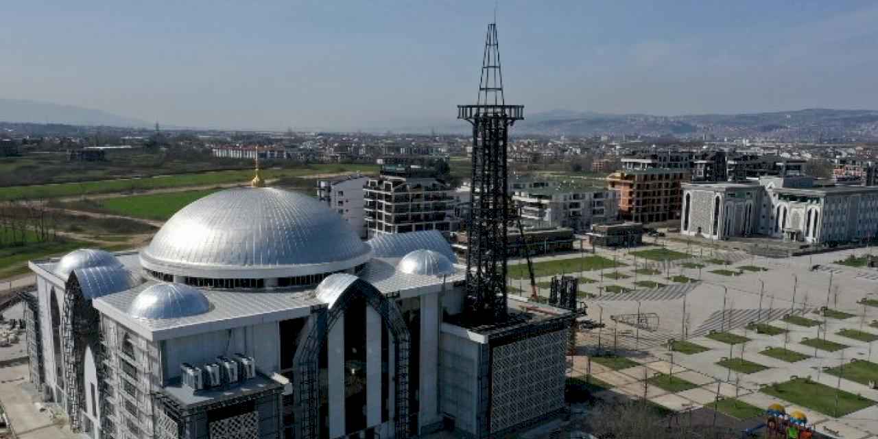 Kartepe Kent Meydanı Camii’ne çelik minare