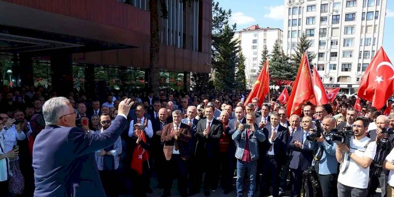 Başkan Büyükkılıç: “Kayserililerin hizmetkarı olmaya devam edeceğiz”