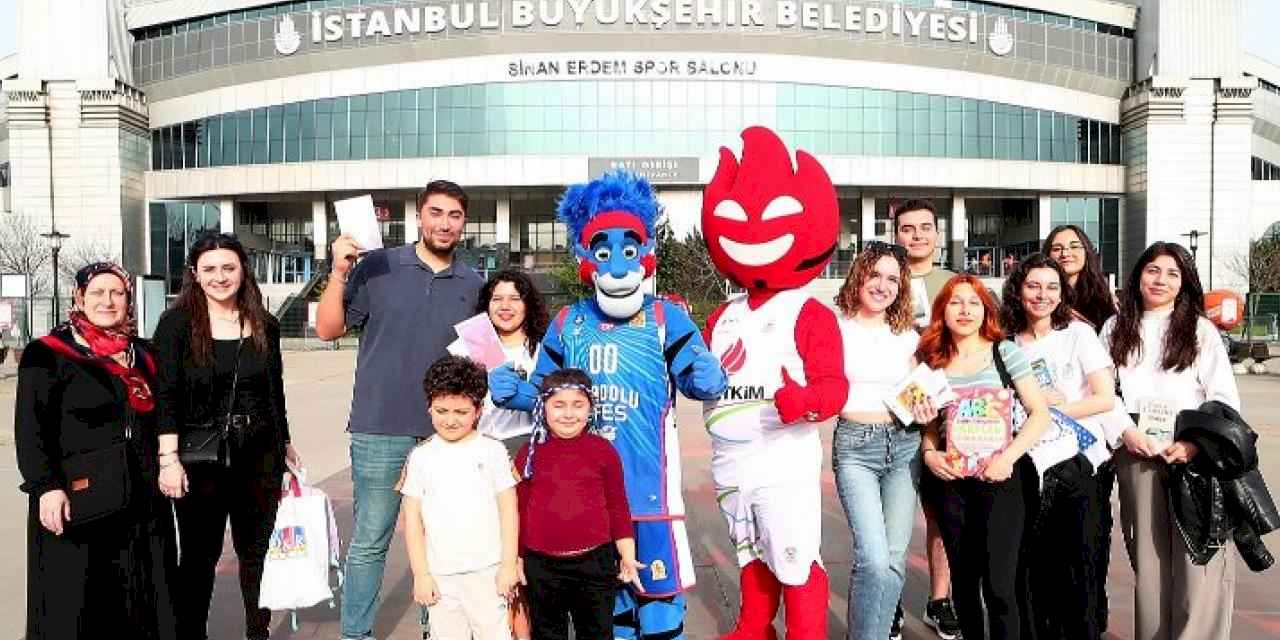 Basketbol maçına bilet yerine kitapla geldiler!