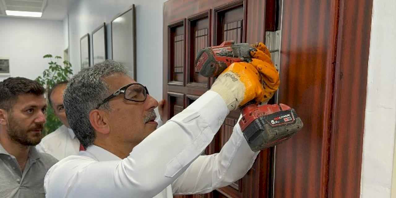 Bursa Gemlik'te Başkan Deviren makam kapısını söktü!