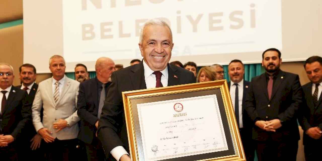 Bursa Nilüfer'de Şadi Özdemir mazbatasını aldı