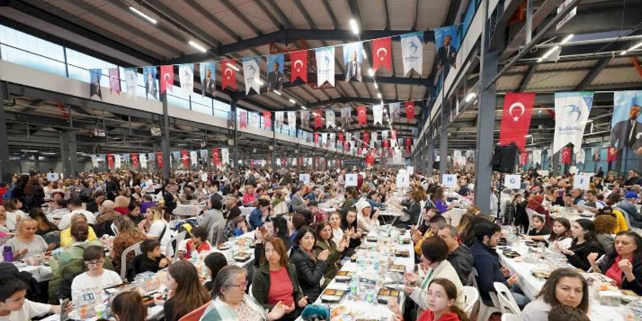 Beylikdüzü'nde binlerce kişi orucunu birlikte açtı