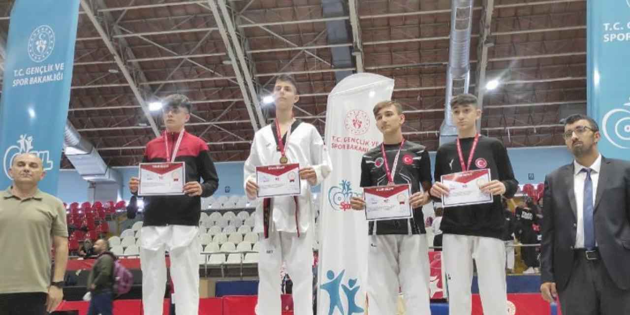 Foçalı taekwondocudan 'altın' başarı