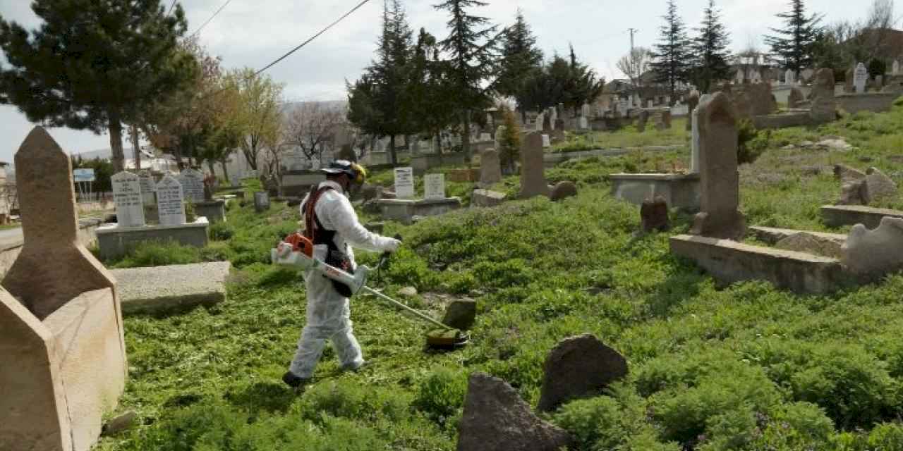 Melikgazi’de mezarlıklar bayrama hazır