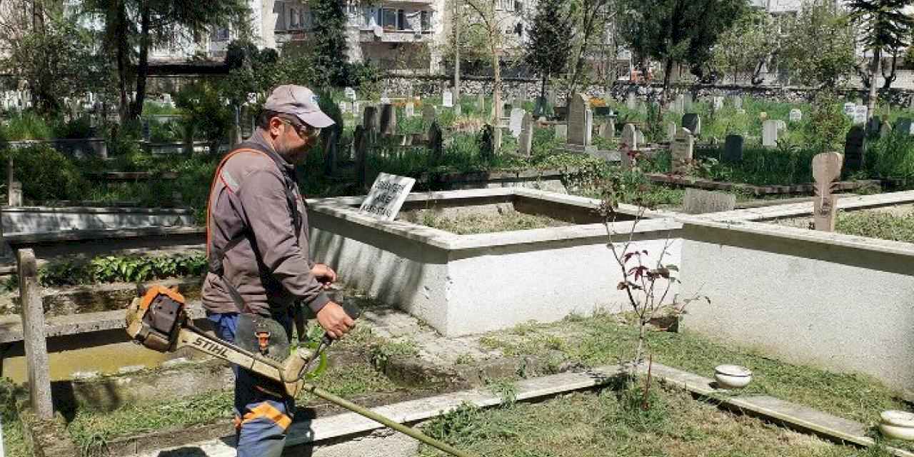 Sakarya'da mezarlıklar bayrama hazırlanıyor