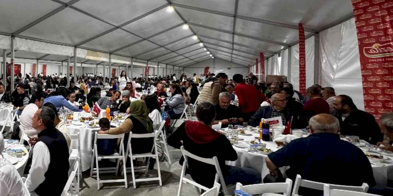 Lezita ailesi geleneksel iftar yemeklerinde buluştu