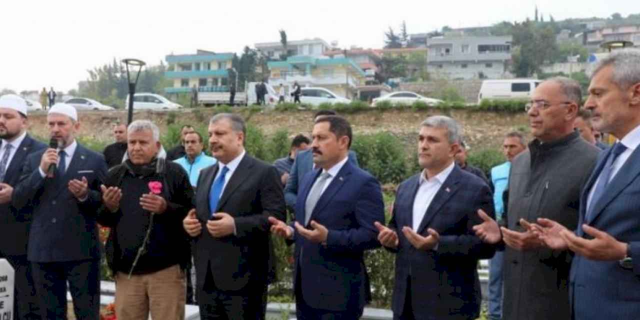 Bakan Koca Ve Başkan Öntürk deprem şehitliğini ziyaret etti