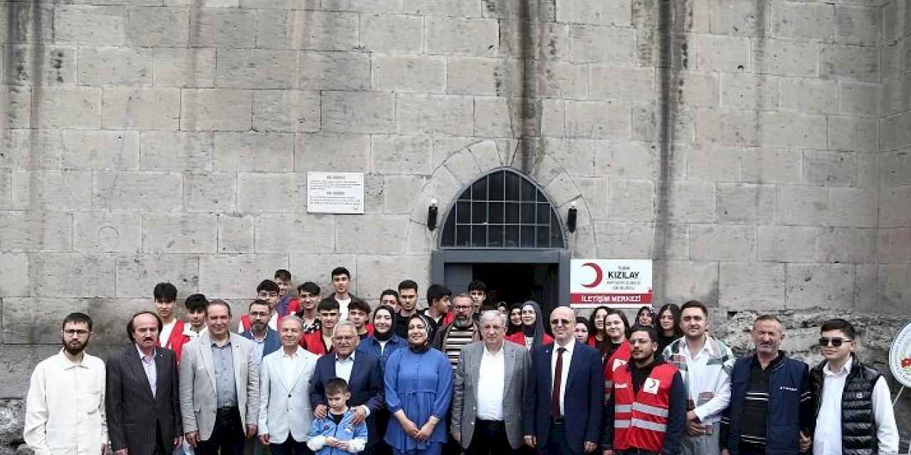 Başkan Büyükkılıç Kızılay’ın gönüllü gençleri ile bayramlaştı