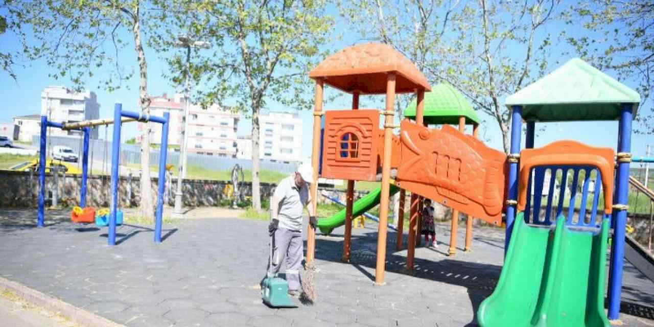 Çayırova’daki parklarda temizlik çalışmaları sürüyor