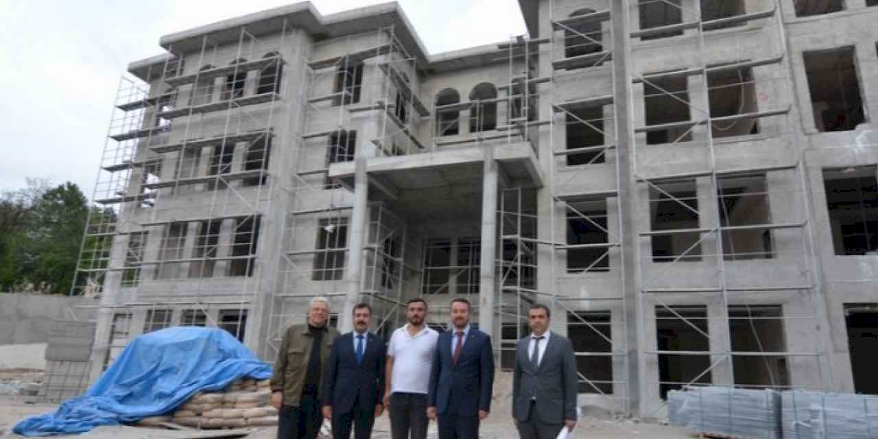 Başkan Adnan Öztaş yeni belediye binasının inşaatını inceledi