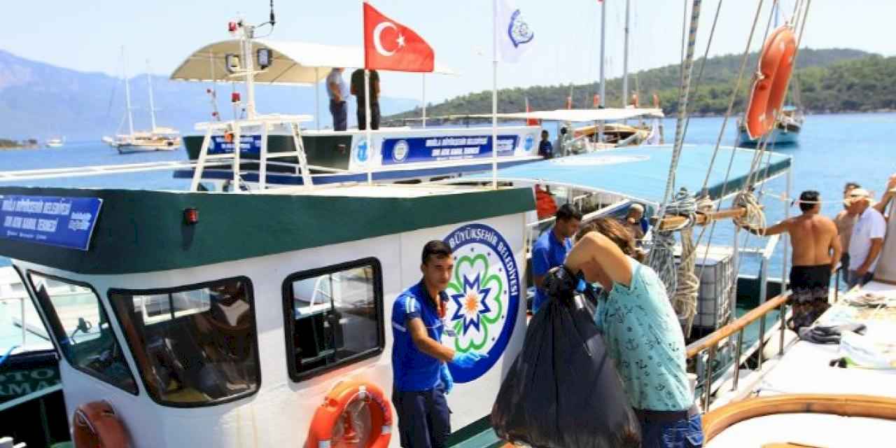 Muğla Büyükşehir Belediyesi bayram tatilinde de teknelerden atık topladı