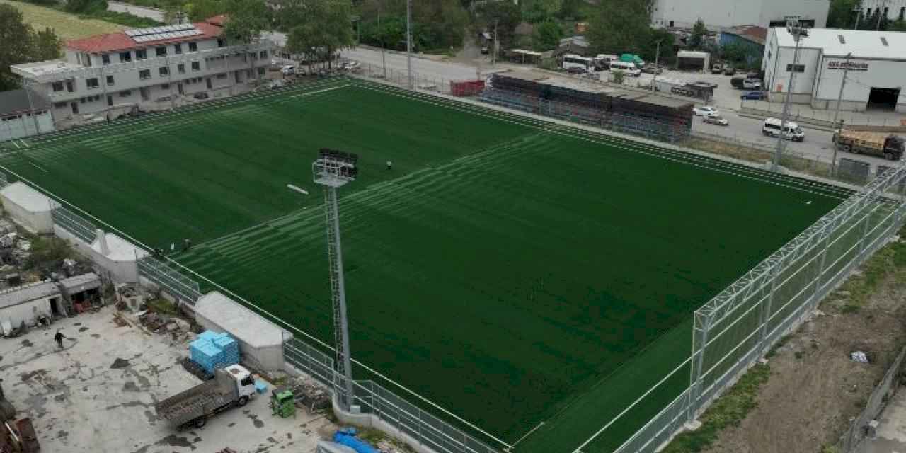 Kocaeli'de Yakup Altun Stadında sentetik çim serimi