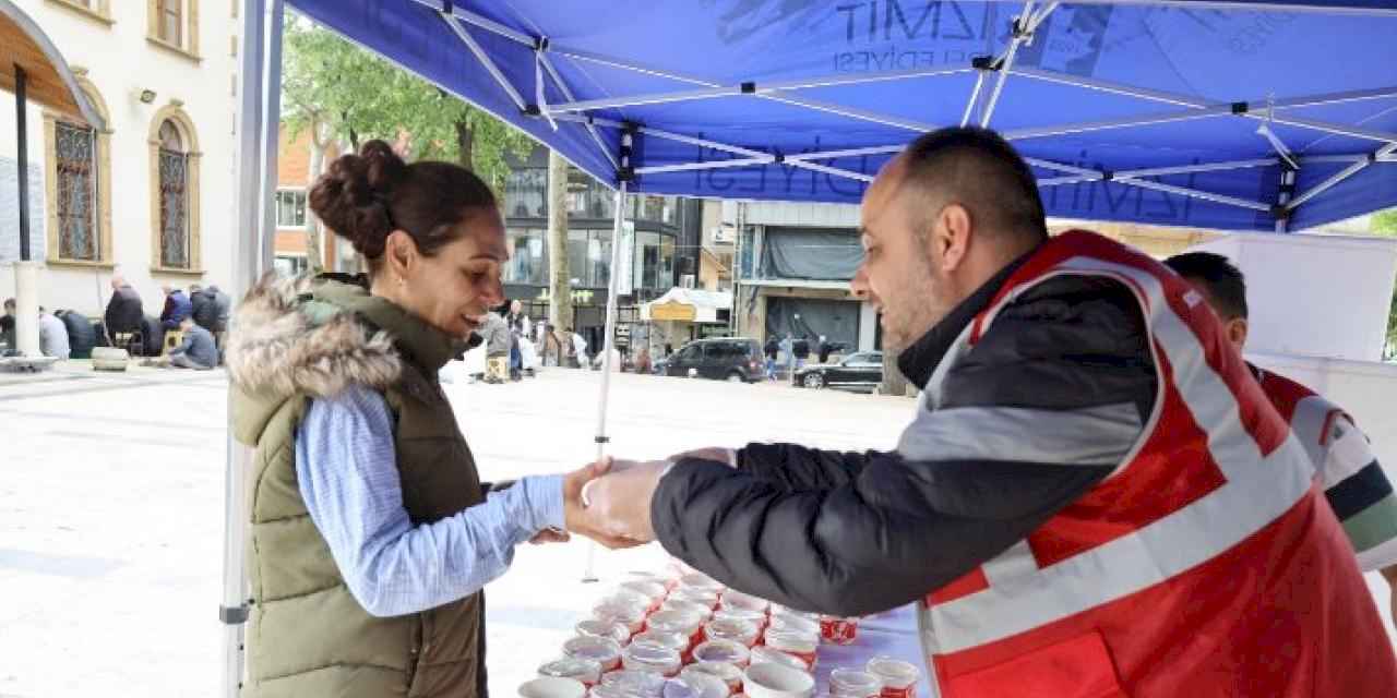 İzmit Belediyesi şehitler anısına helva dağıttı