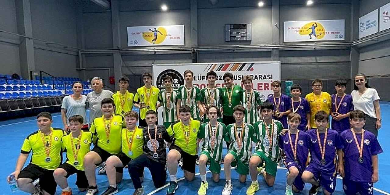 Hentbol ve masa tenisinde kazananlar kupa ve madalyalarını aldı