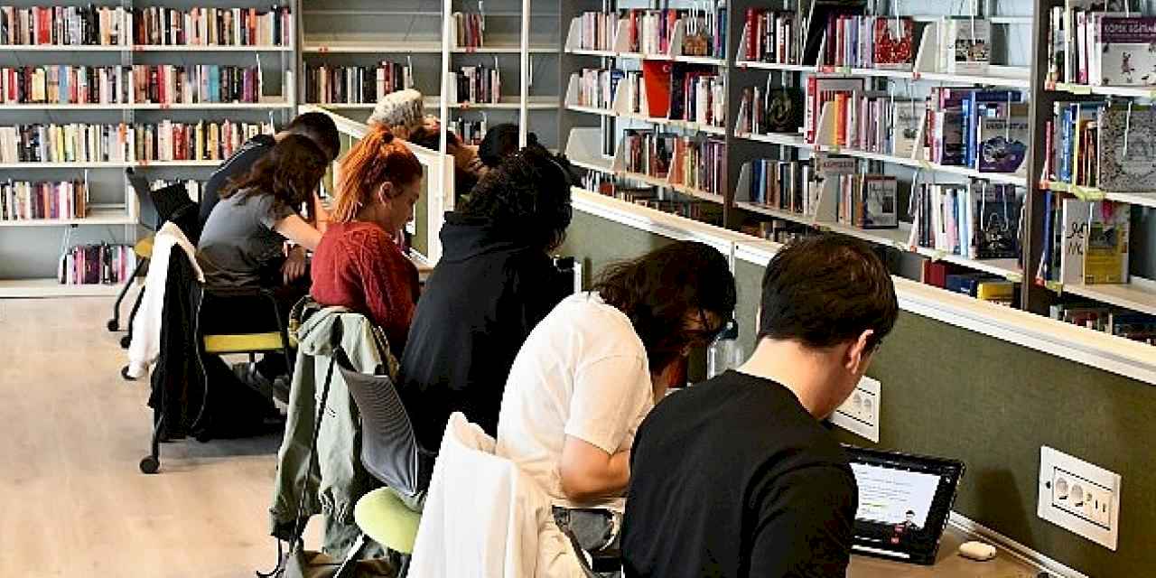 Lüleburgaz Belediyesi'nin Halide Edip Adıvar Kütüphanesi'ne yoğun ilgi
