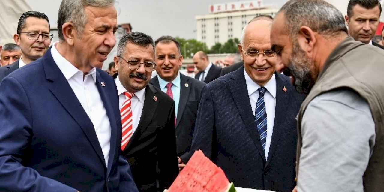 Seçim zaferini karpuzla kutladılar