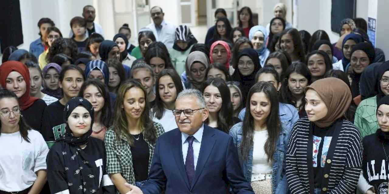 Başkan Büyükkılıç'ın taalimatıyla 27 bin 570 öğrenciye kırtasiye desteği 