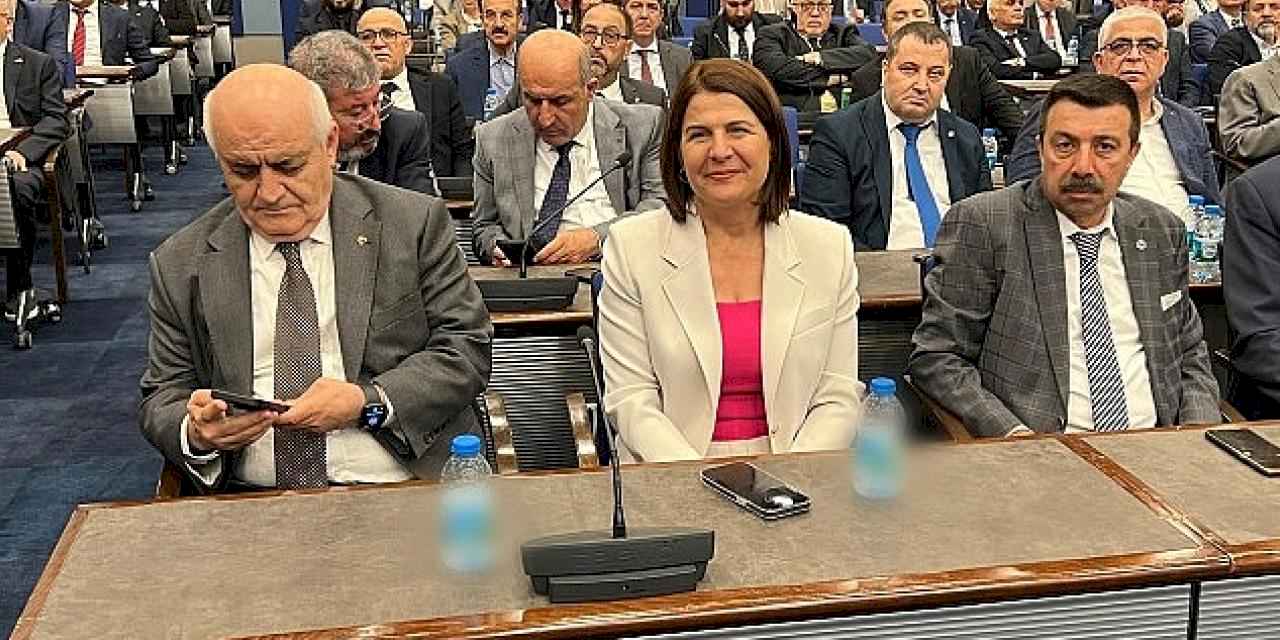 İzmir Ticaret Odası meclis üyeliğine veda eden Foça Belediye Başkanı Saniye Bora Fıçı, nazar boncuğu ile uğurlandı