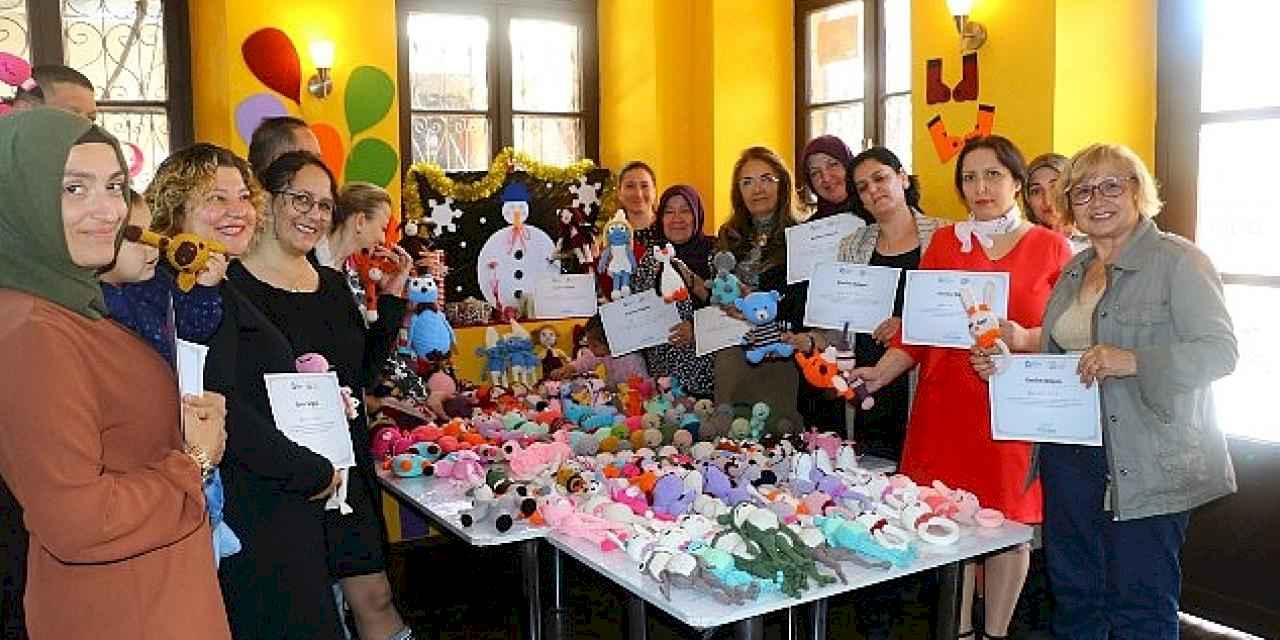Antalya Büyükşehir Belediyesi'nin örgü bebek atölyesinde eğitim alan kursiyerler katılım belgelerini aldı