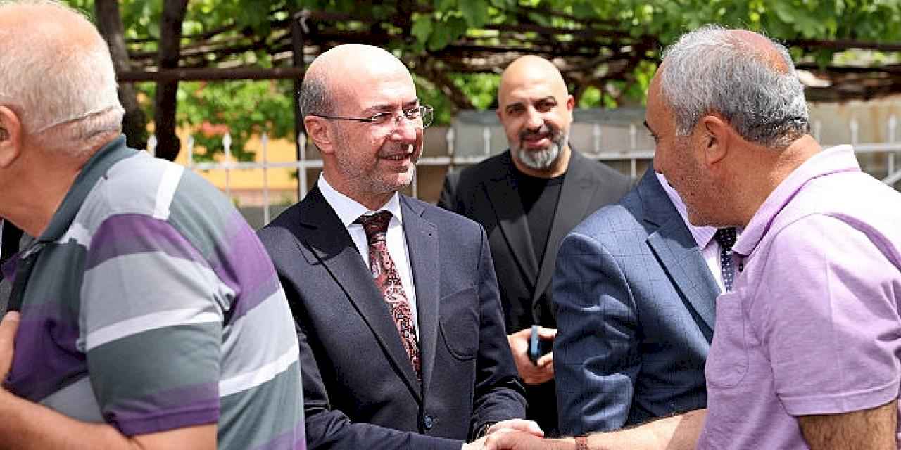 Selçuklu Belediye Başkanı Ahmet Pekyatırmacı, Cuma buluşmaları kapsamında Binkonutlar Mahallesi'nde vatandaşlarla bir araya geldi