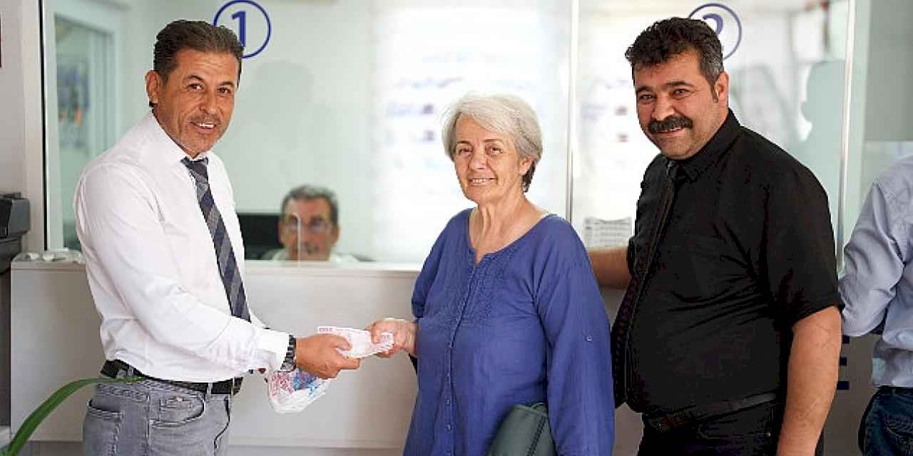 Milas Belediyesi personelleri tarafından bulunan para, sahibinin belirlenmesinin ardından teslim edildi