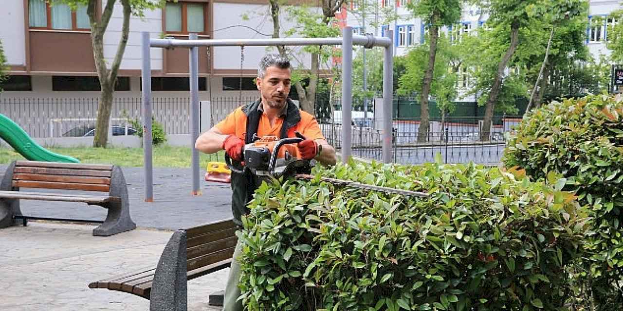 Bayrampaşa'daki parklarda bahar temizliği ve bakım çalışması yapılıyor