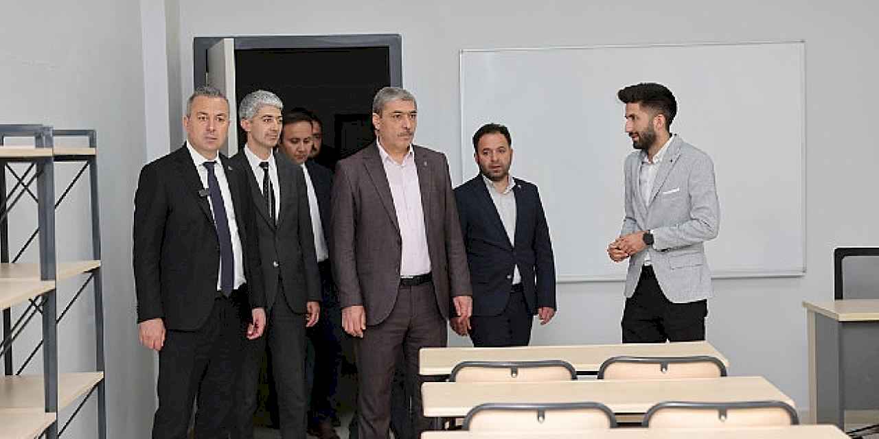 Sivas Belediye Başkanı Dr. Adem Uzun, saha gezileri kapsamında Şeyh Şamil Spor Kompleksi ve Fatih Kültür Merkezi'ni ziyaret etti