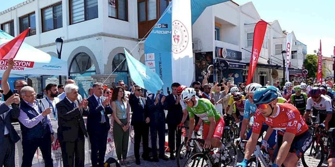 Cumhurbaşkanlığı Bisiklet Turu'nun 7. etabı büyük bir coşkuyla Çeşme'de başladı