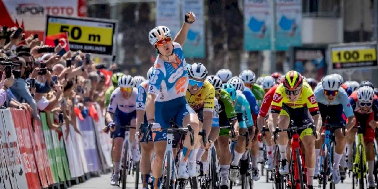 Turkuaz mayo Frank Van Der Broek'de kaldı