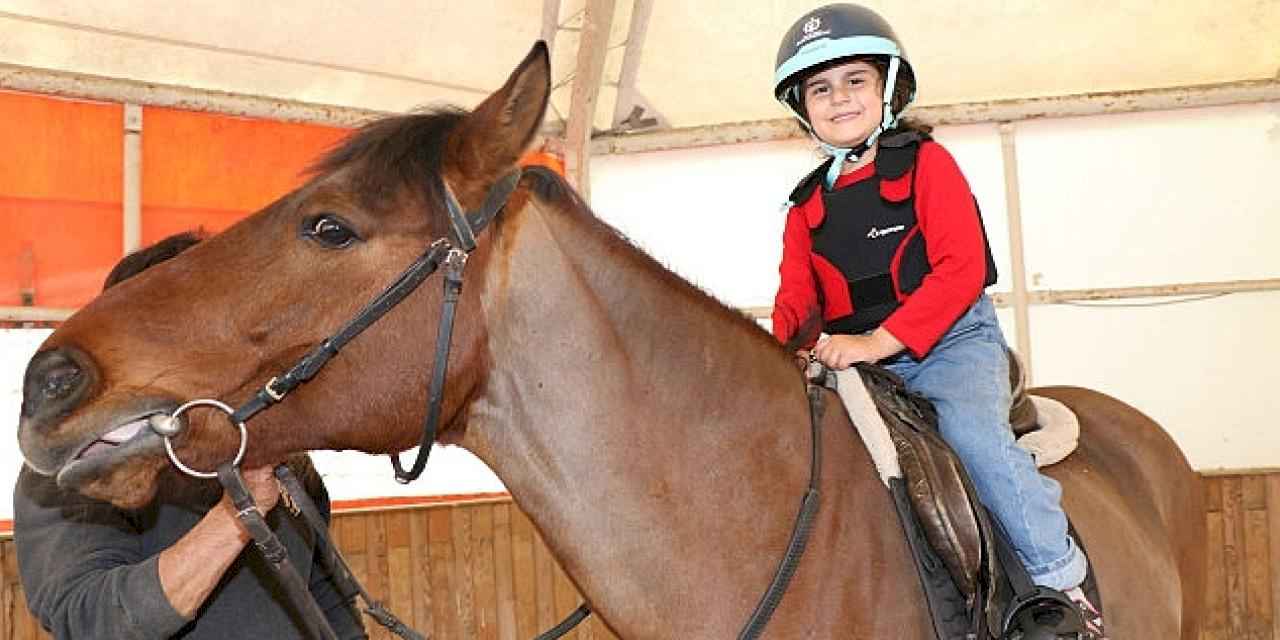 Büyükşehir'den çocuklara ücretsiz at binme