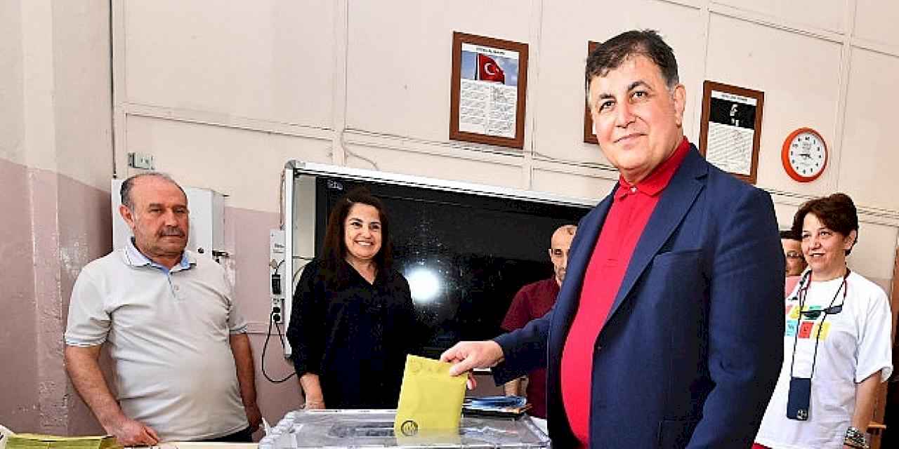 Başkan Cemil Tugay İzmir Tabip Odası seçimlerinde oyunu kullandı