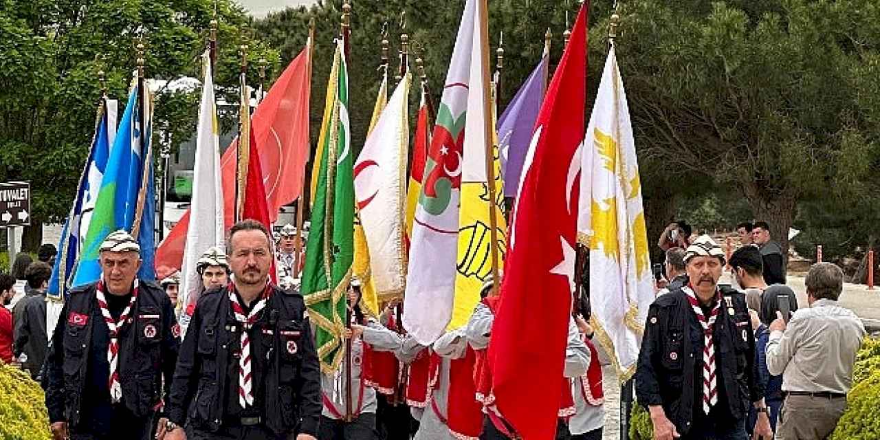 60 ilden 3 bine yakın izci Çanakkale'de 'Dedeciğim ben geldim!' diyerek yürüdü