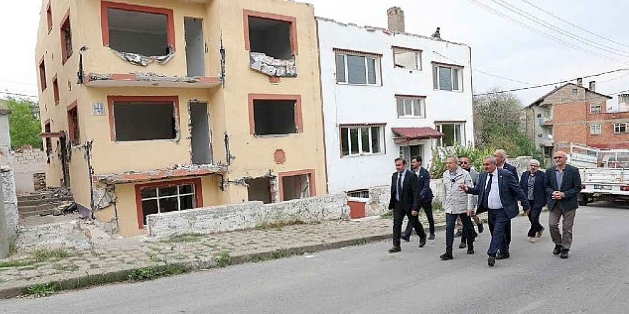 Sivas Belediye Başkanı Dr. Adem Uzun, kentsel dönüşüm çalışması devam eden Esentepe ve Yunus Emre Mahallesi'ni ziyaret etti