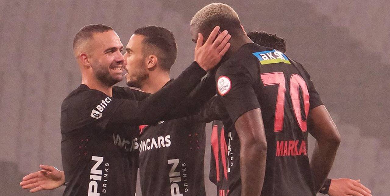 Vavacars Fatih Karagümrük 4-1 Bitexen Antalyaspor (Maç Sonucu) Karagümrük'ten kritik 3 puan!