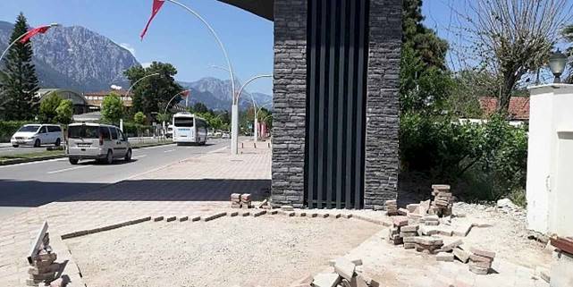 Kemer'de yol ve kaldırım çalışmaları